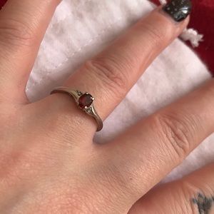 Gorgeous 10K White gold Garnet ring